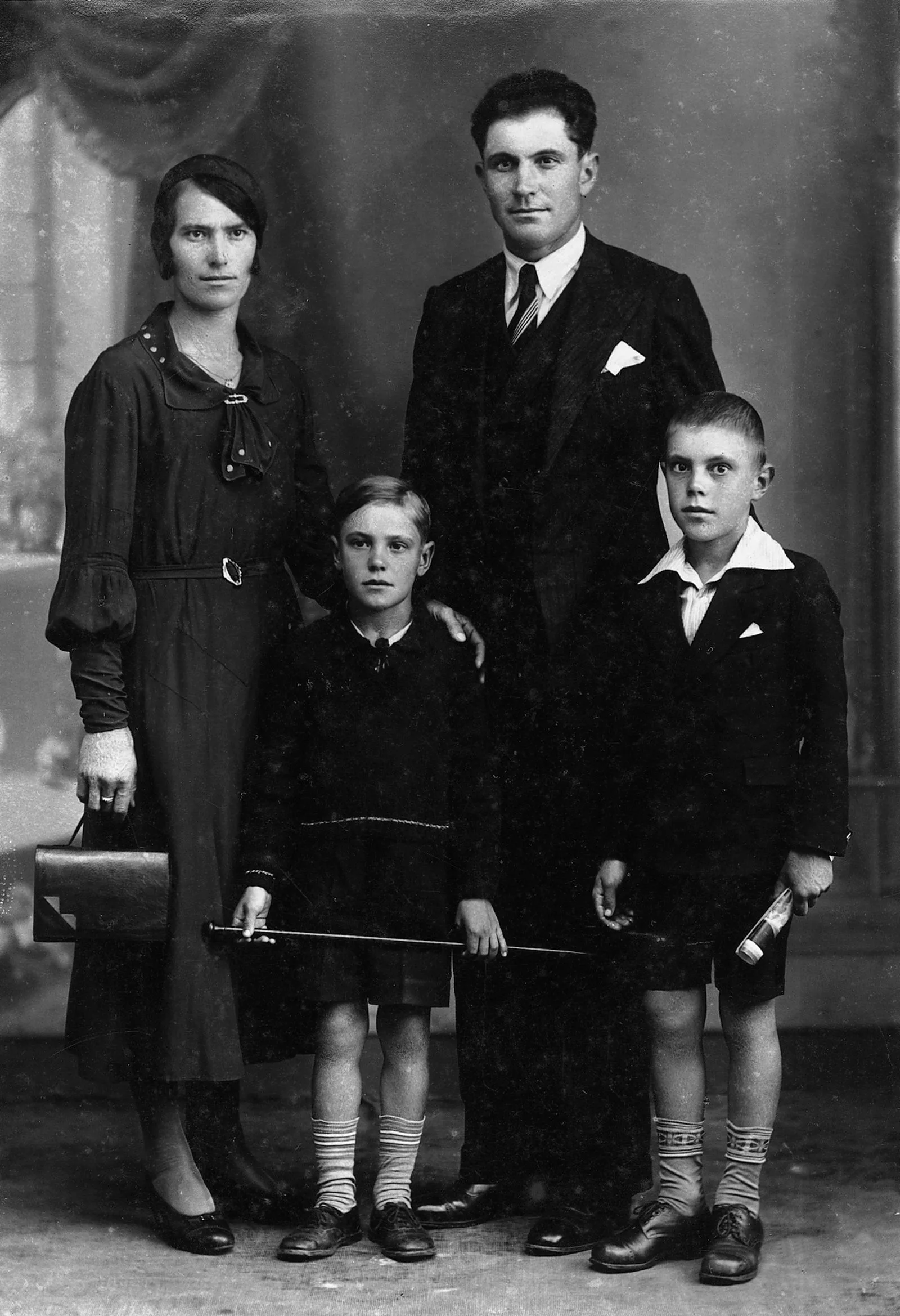 Sacilotto, à direita, com a mãe, Thereza, o pai, Antonio, e o irmão, Nelson, em 1933