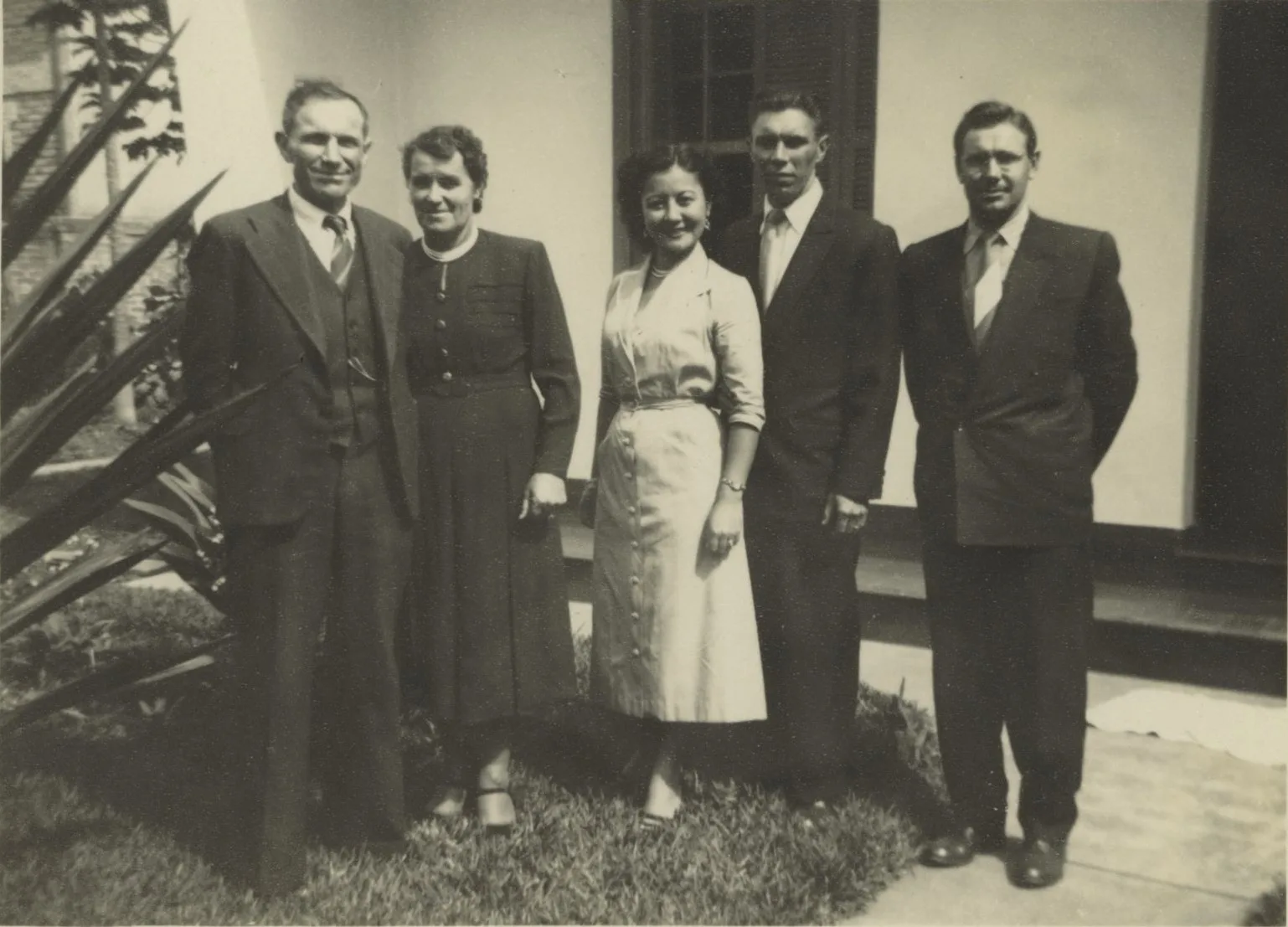 Thereza e Antonio (pais), Helena, Sacilotto e Nelson (irmão) no quintal de sua casa em Santo André, c. 1951
