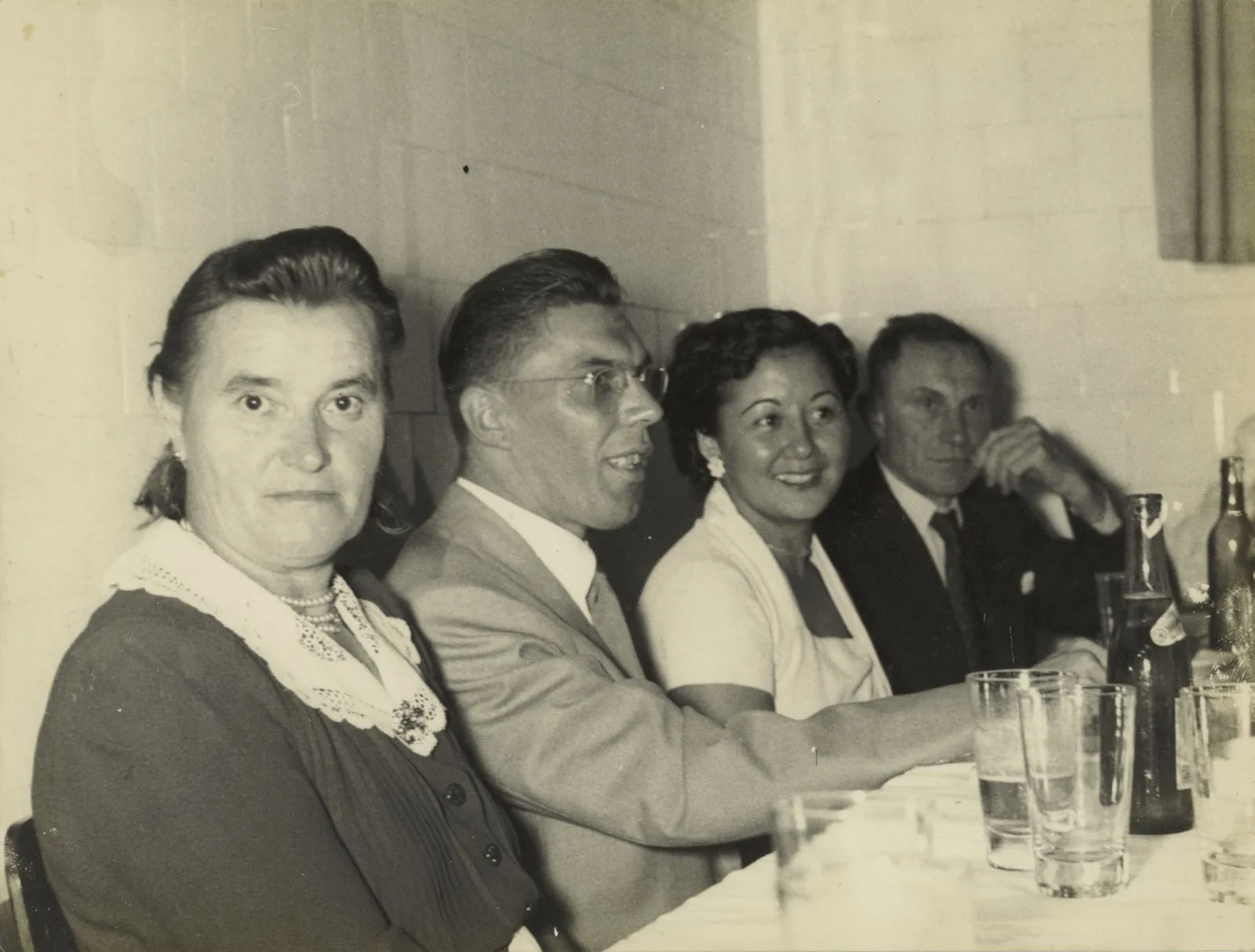 Sacilotto, sua mãe, Thereza Cancellier Sacilotto (à esquerda), Helena, sua esposa, e Antonio, seu pai, década de 1950