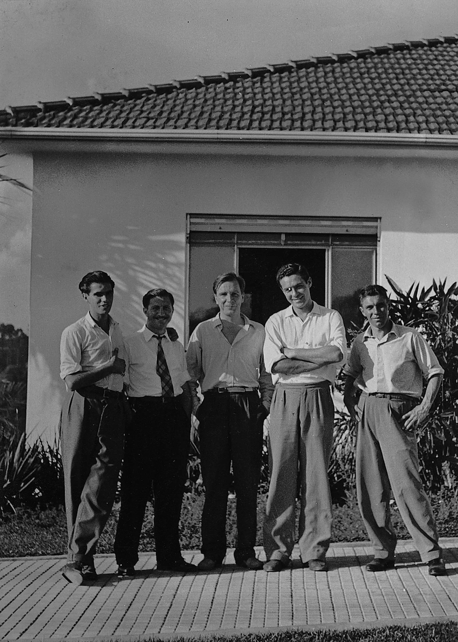 Luiz Sacilotto, o último da esquerda para a direita, quando era assistente de cenografia na Cia. Cinematográfica Vera Cruz, 1950-1951