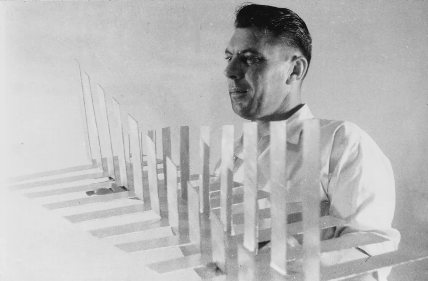 Fotografia de Luiz Sacilotto com a escultura "Concreção 5940", 1959