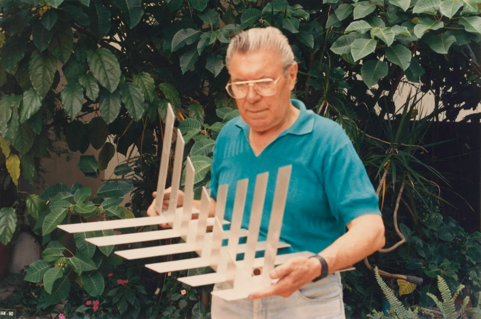 Sacilotto e a obra C 5949 em sua casa. Santo André, c. 1990