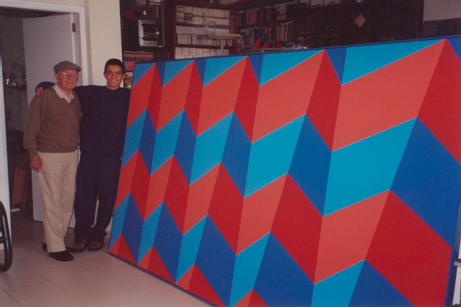 Sacilotto e o neto Renan ao lado do painel reproduzido para o programa Metrópolis, da TV Cultura, 2001
