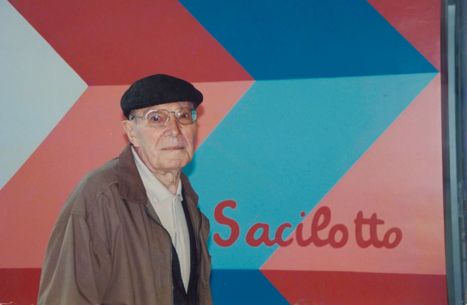Sacilotto em frente ao painel do Sesc Santo André, 2001