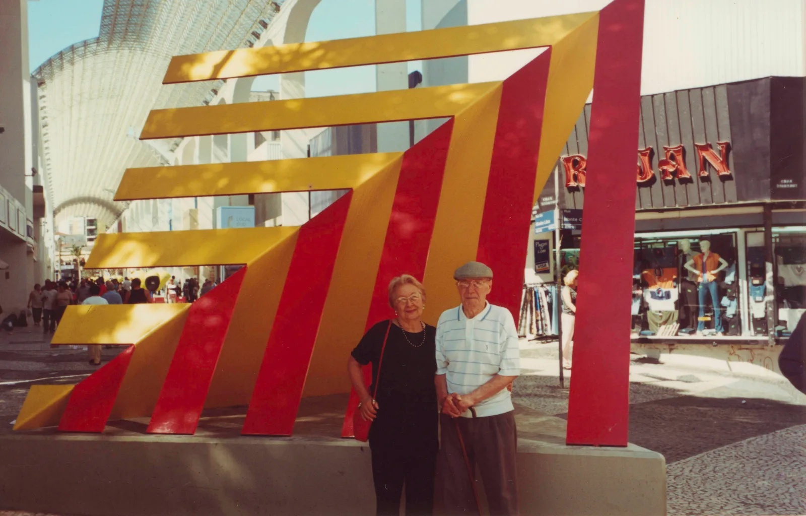Sacilotto e a esposa, Helena, diante da escultura "Concreção 0005". Santo André, 2000