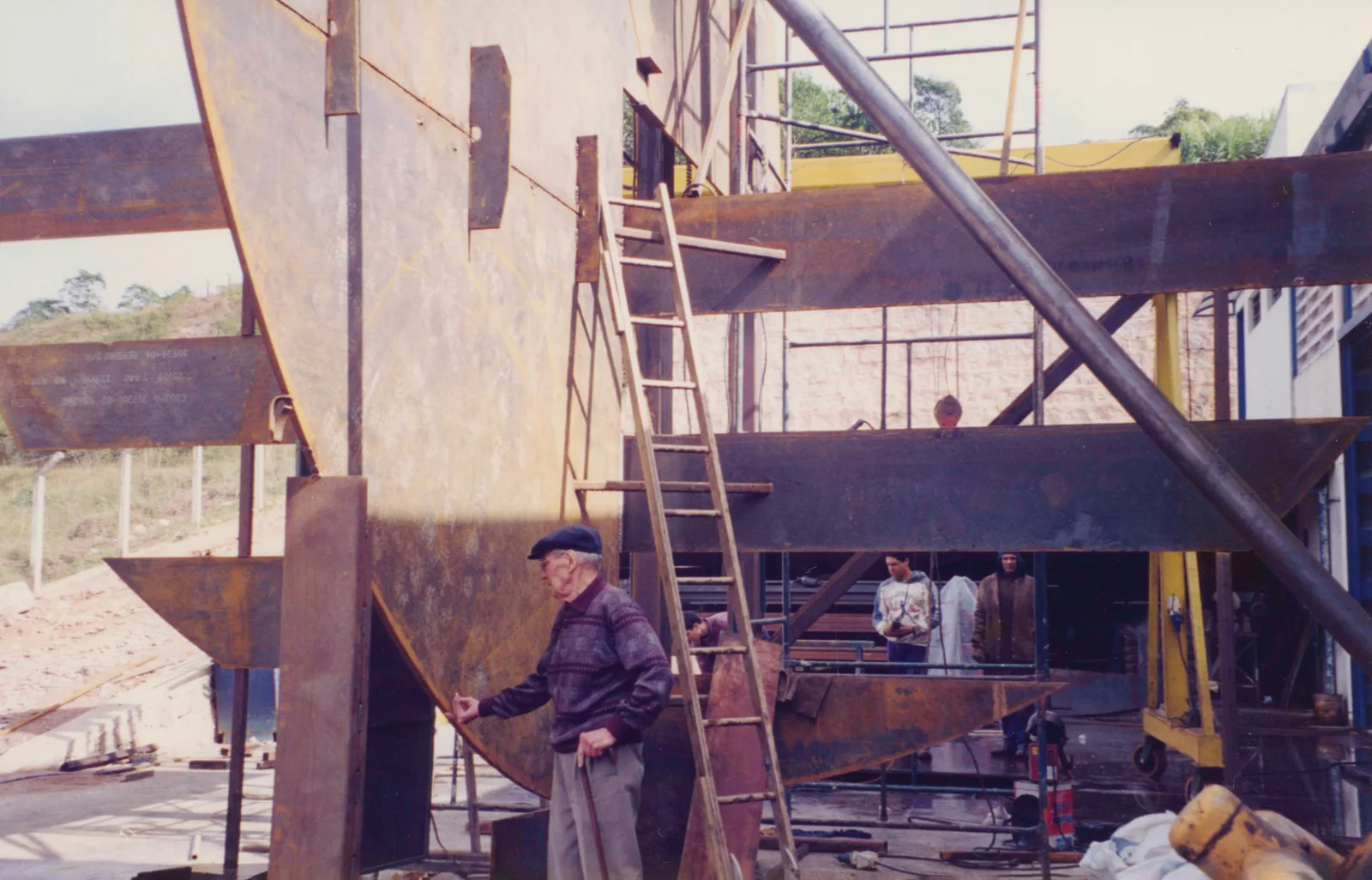 Sacilotto acompanhando a construção da escultura pública "Concreção 0011", 2000