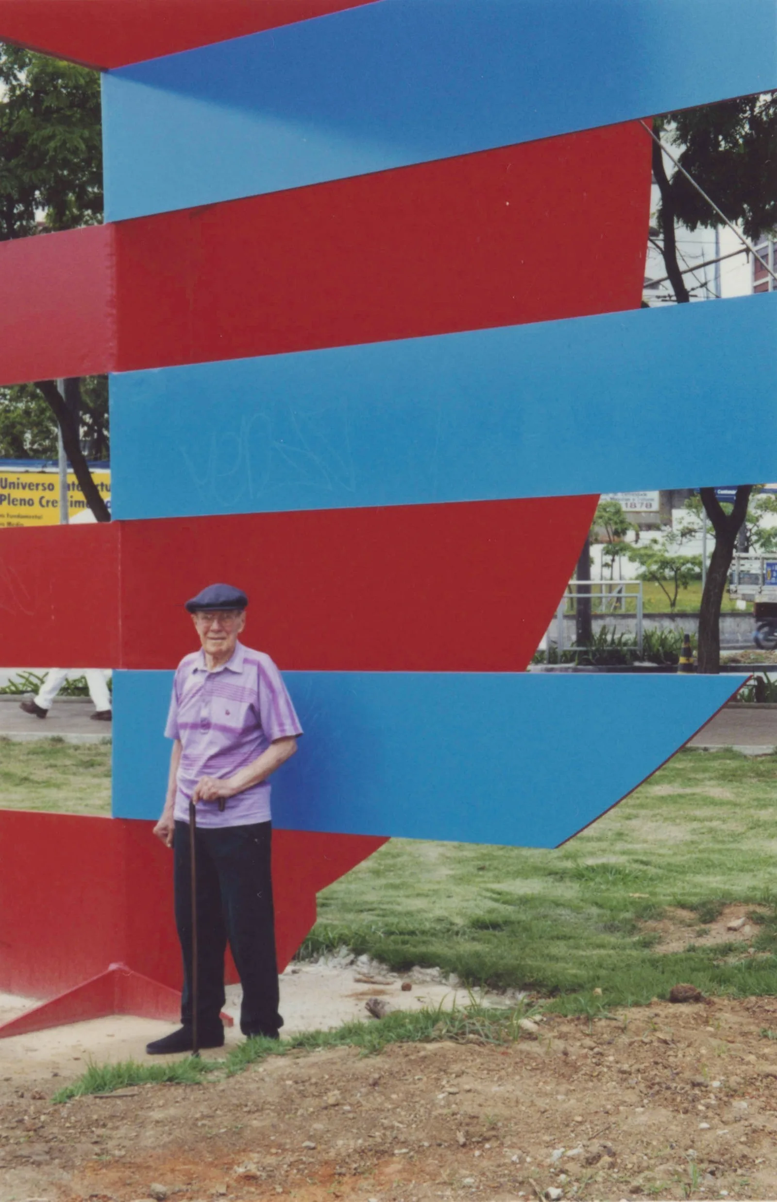 Luiz Sacilotto, “C 0011”, 2000, aço carbono pintado, Ø 800 cm. Santo André, SP.