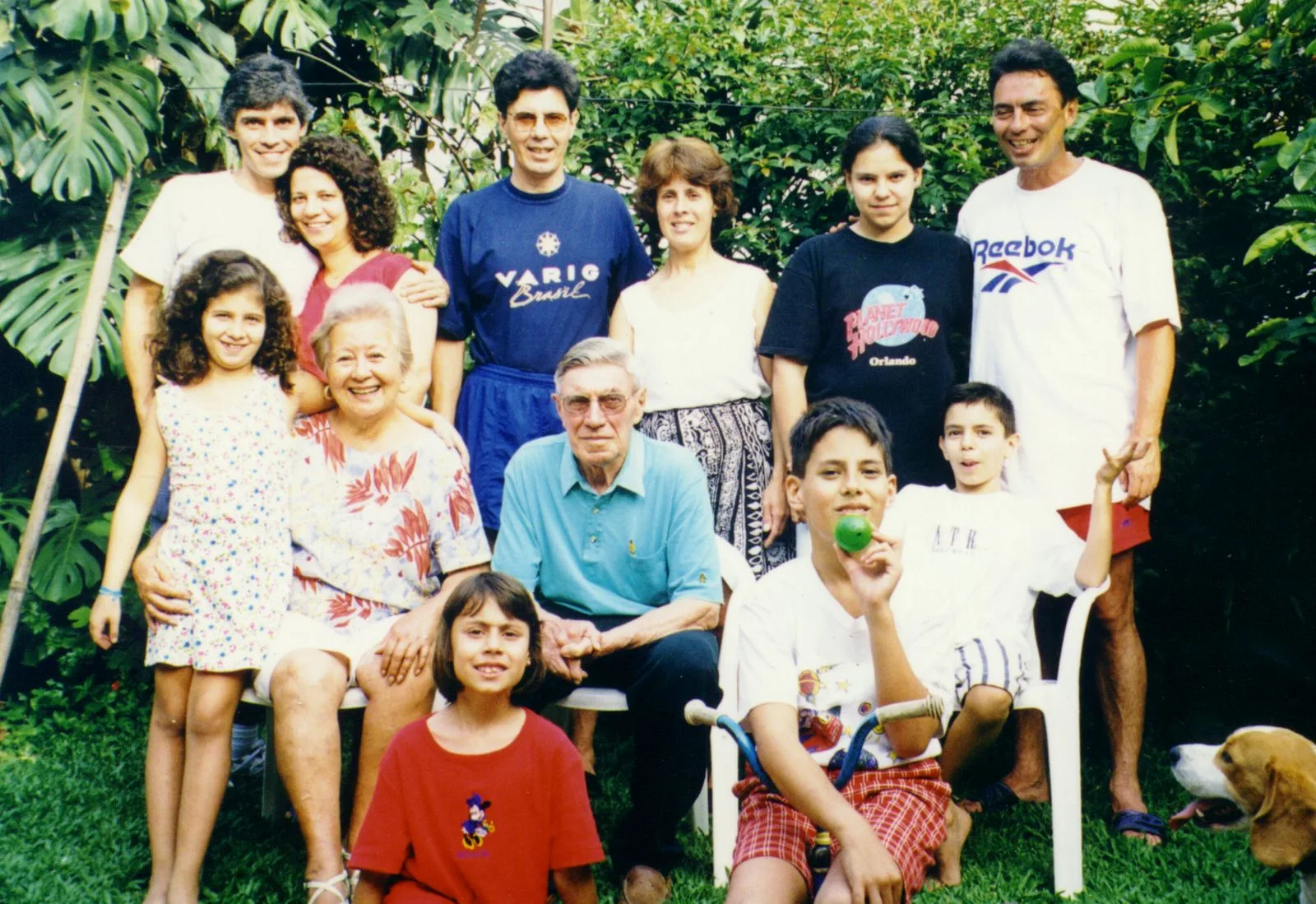 Ao fundo, da esquerda para a direita, os filhos Adamastor, Valter e Oscar, as noras Áurea e Cristina, e a neta Renata. Em primeiro plano, Sacilotto e a esposa, Helena, e os netos, da esquerda para a direita, Natália, Laura, Lucas e Renan, c. 1999