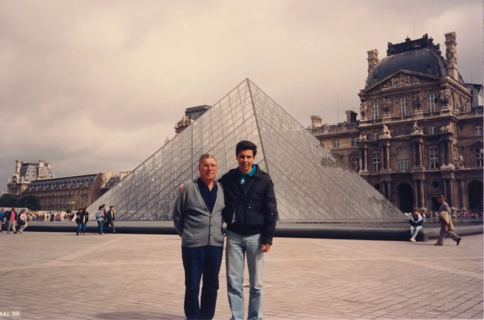 Sacilotto e o filho Valter. Museu do Louvre, Paris, 1989