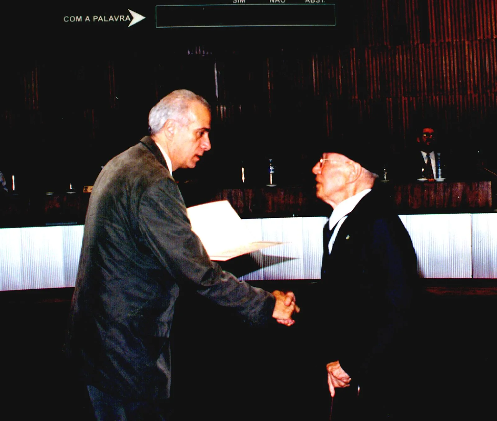 Celso Daniel, prefeito de Santo André, entrega a Luiz Sacilotto a Medalha de Mérito do Município, 2000