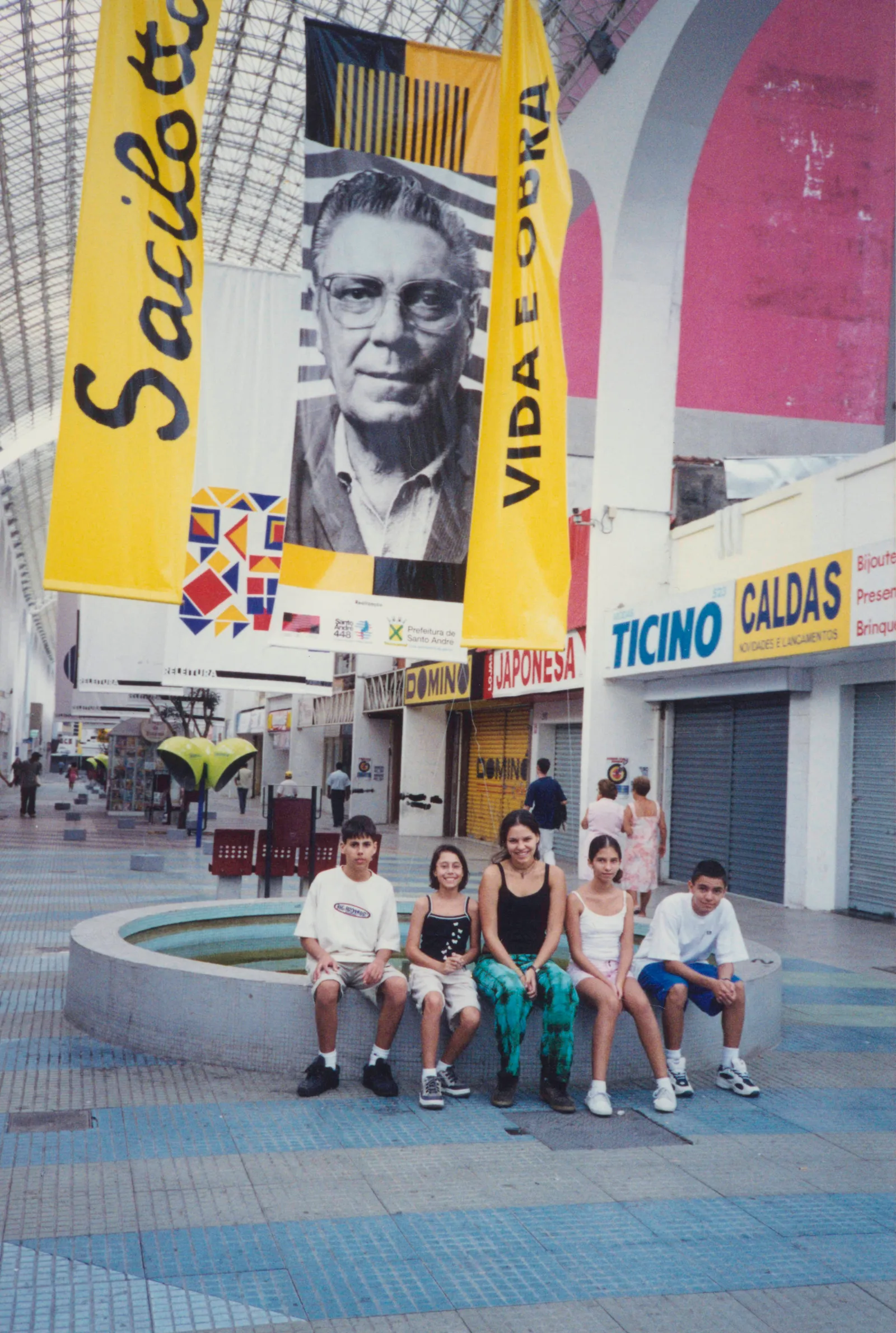 Netos de Sacilotto visitando a homenagem pública "Sacilotto, vida e obra" no Calçadão da Rua Coronel Oliveira Lima, em Santo André, 2001