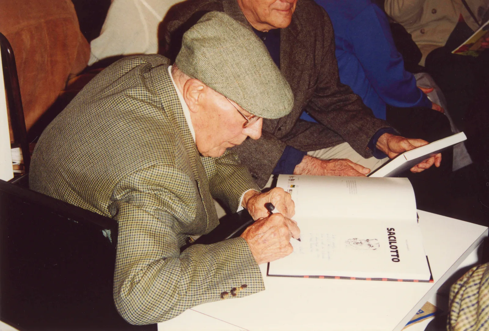 Sacilotto no lançamento do livro sobre sua vida e obra na Dan Galeria, 2001