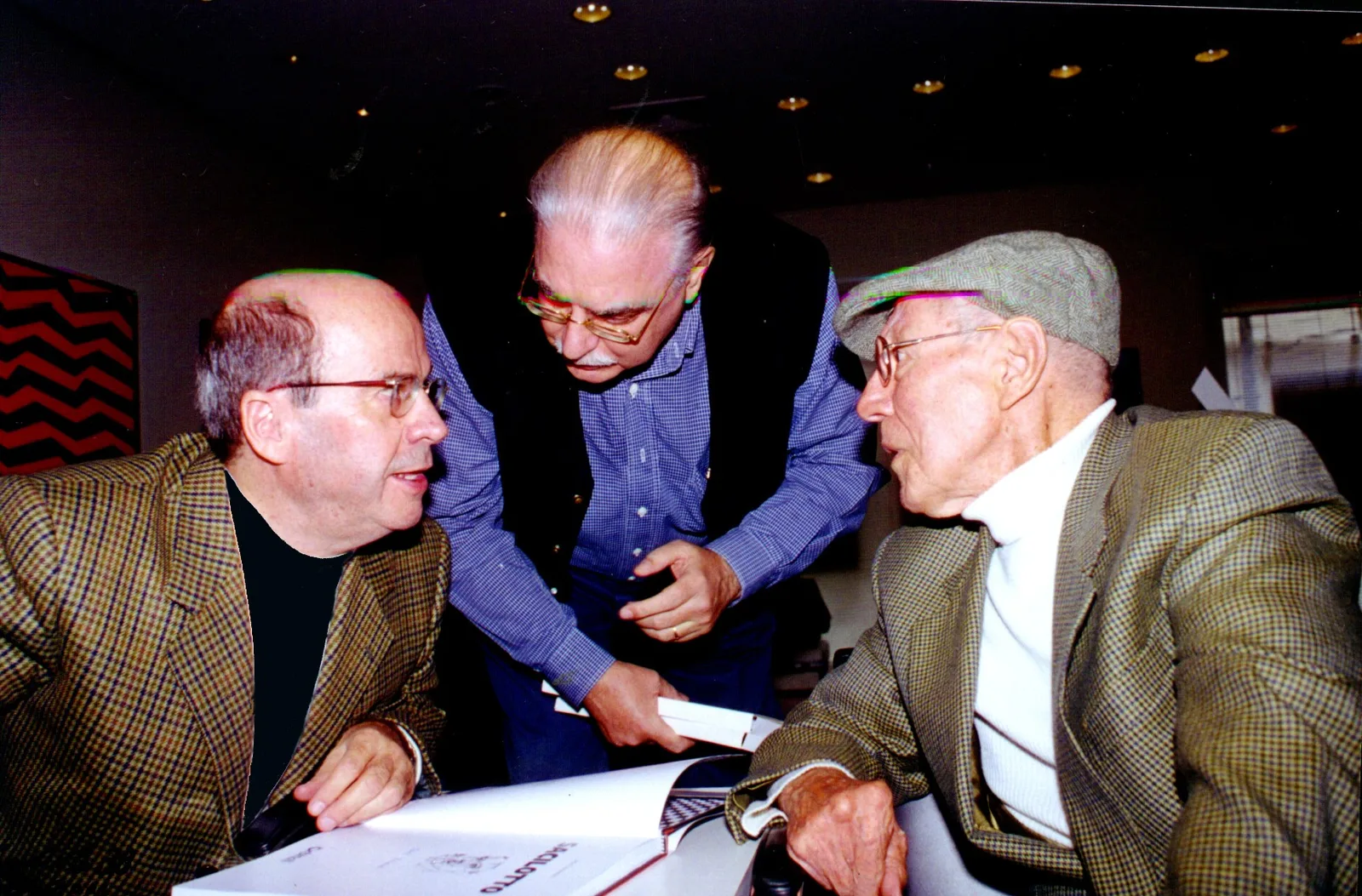 Enock Sacramento, Augusto de Campos e Sacilotto no lançamento do livro do artista, 2001