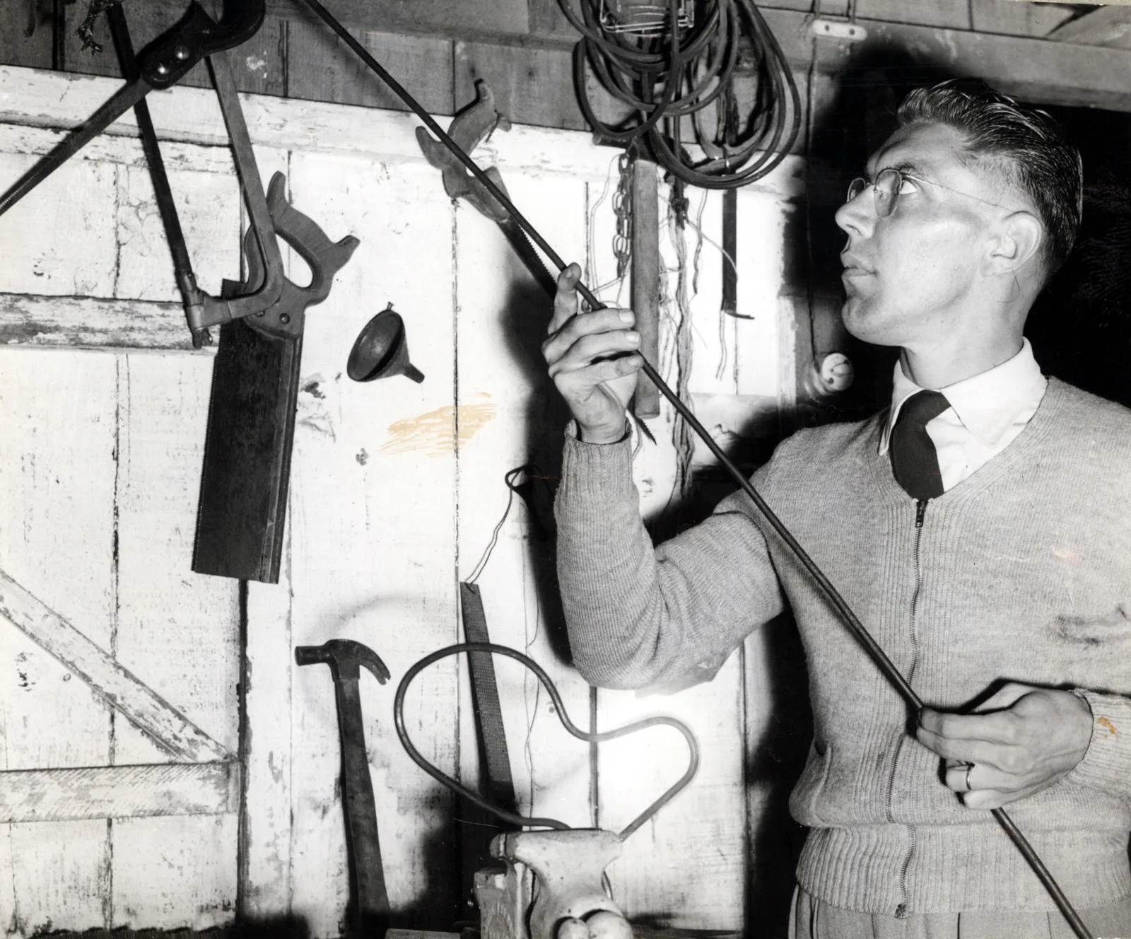 Luiz Sacilotto, em 1952, na oficina em que fez suas primeiras esculturas de corte e dobra