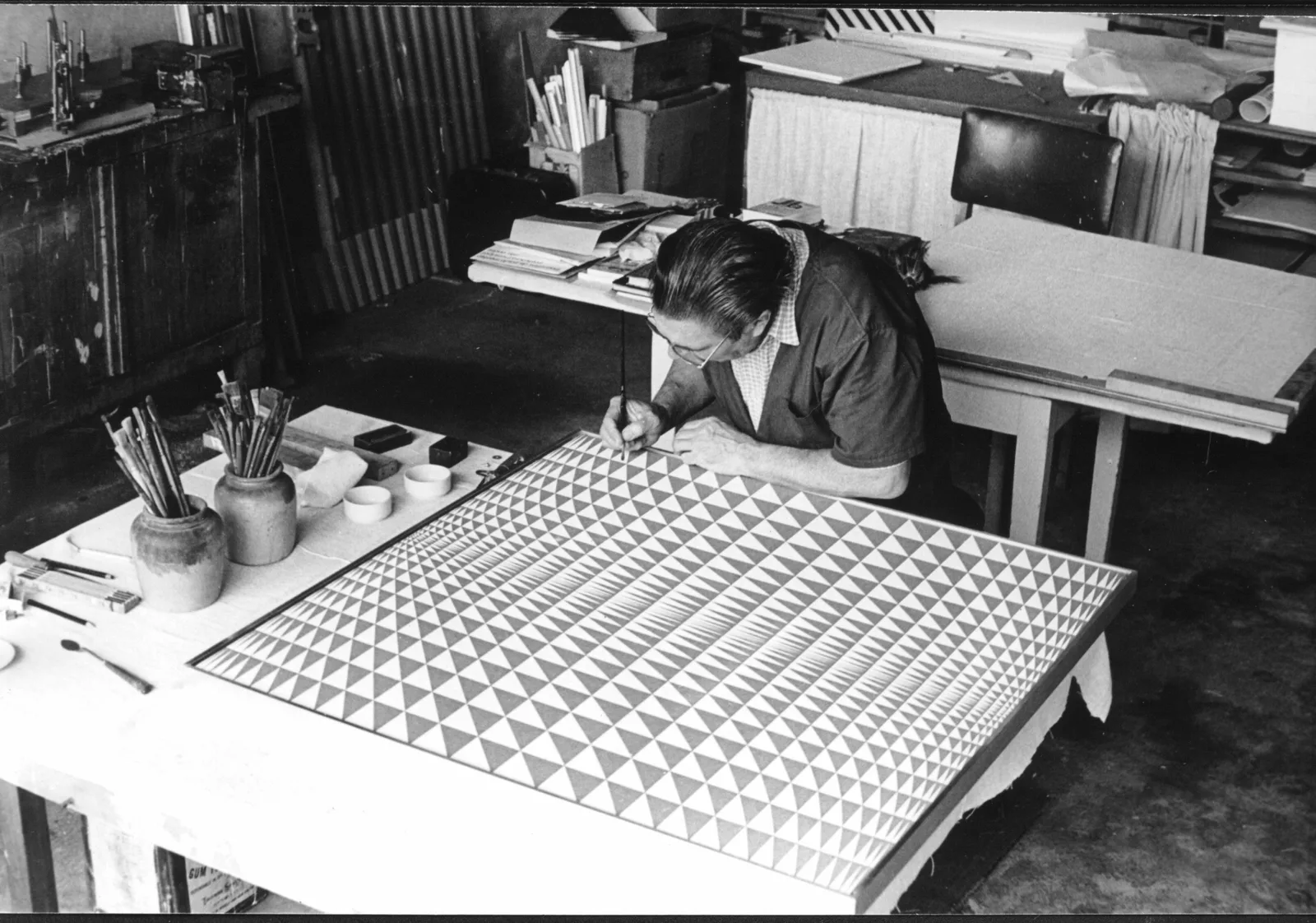 Sacilotto em seu ateliê, trabalhando na obra "C 8082"