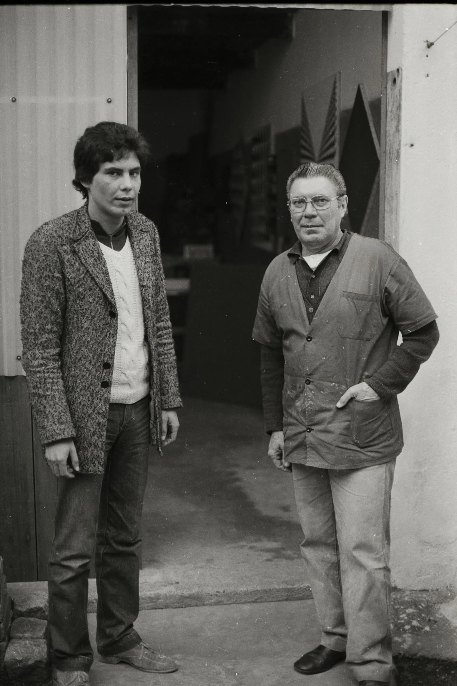 Sacilotto e o filho Valter na entrada do ateliê Galpão, c. 1980