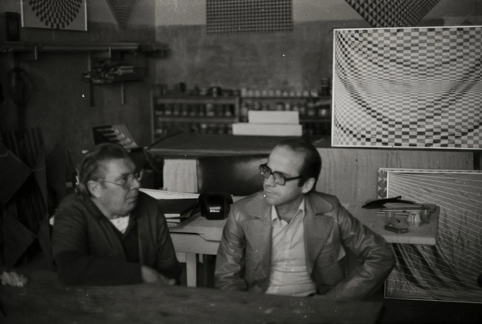 Sacilotto e Enock Sacramento no ateliê Galpão, c. 1980
