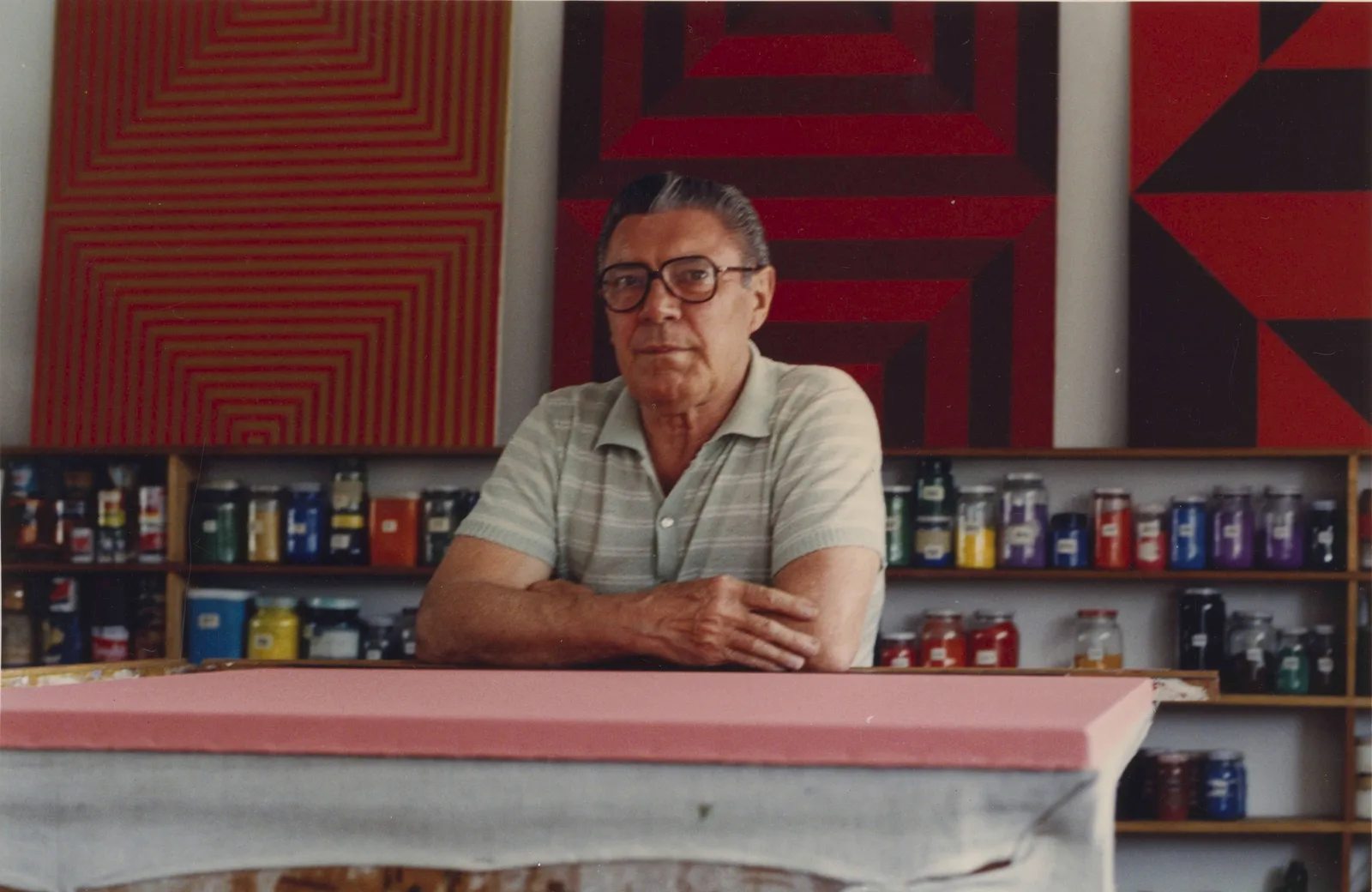 Sacilotto em seu ateliê, em meados da década de 1980