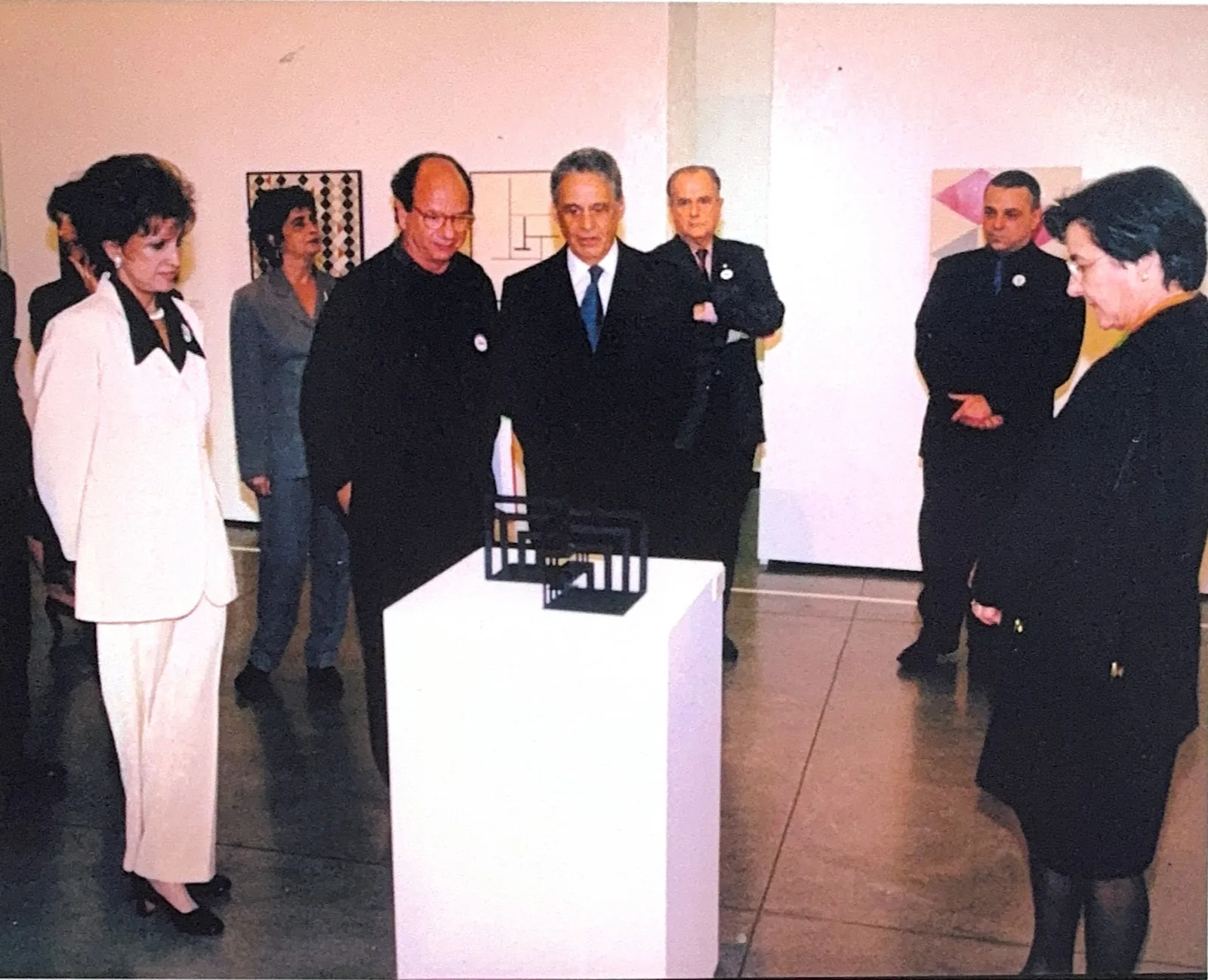 “Arte construtiva no Brasil: coleção Adolpho Leirner”, no MAM-SP, em 1998. O Presidente da República, Fernando Henrique Cardoso, e dona Ruth Cardoso, observam a escultura “Concreção 5942”, de autoria de Luiz Sacilotto. À esquerda, Milú Vilella, presidente do MAM-SP.