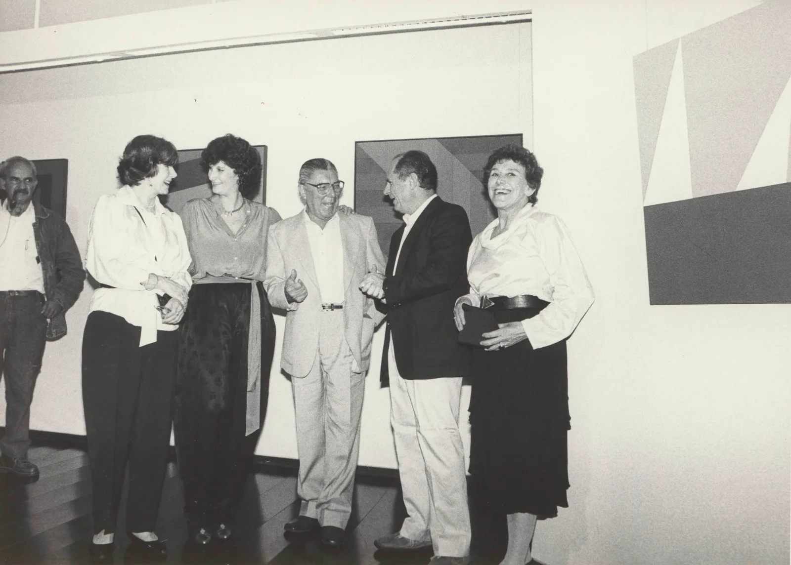 Sacilotto conversa com Ladi Biesus na abertura da exposição "Geometrias paulistas" na Sadalla Galeria de Arte, em São Paulo, em 1986
