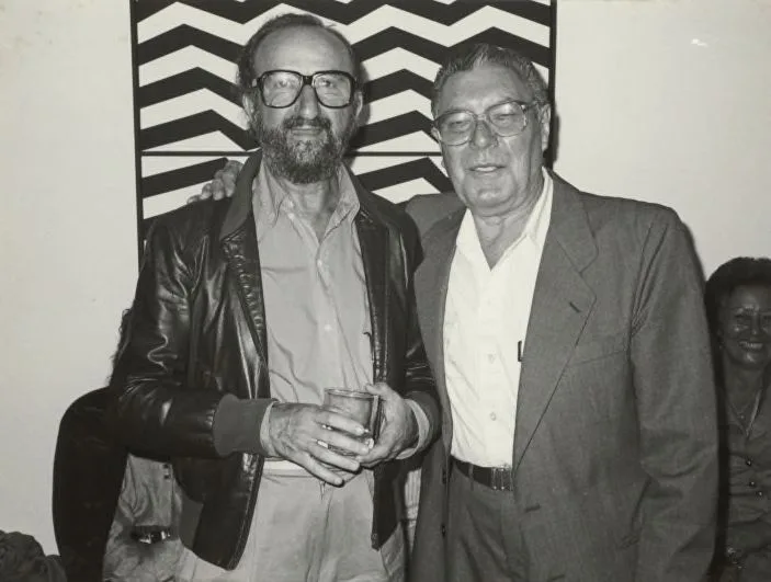 Sacilotto e Décio Pignatari na abertura da exposição "Luiz Sacilotto" na Galeria Millan, em São Paulo, 1988