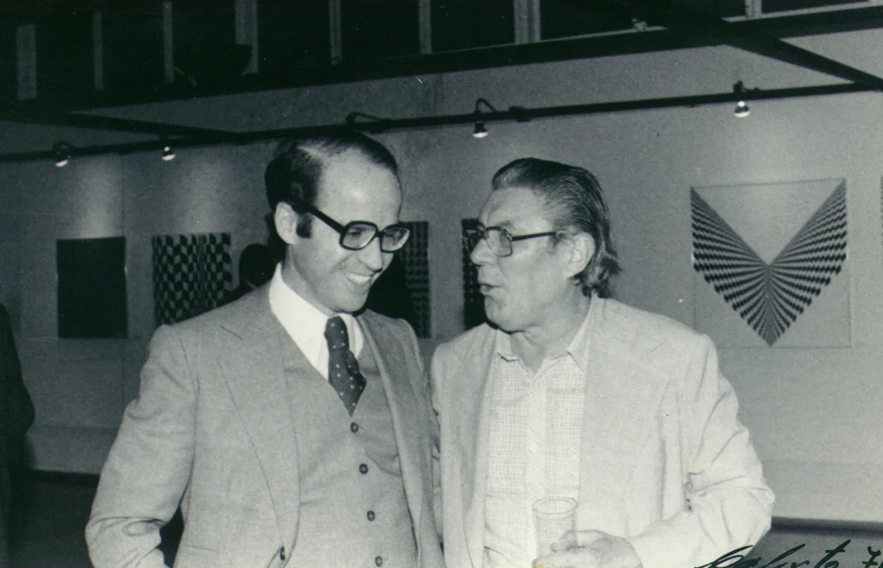Enock Sacramento e Luiz Sacilotto na abertura da exposição retrospectiva do artista, "Expressões e concreções", no MAM-SP, 1980
