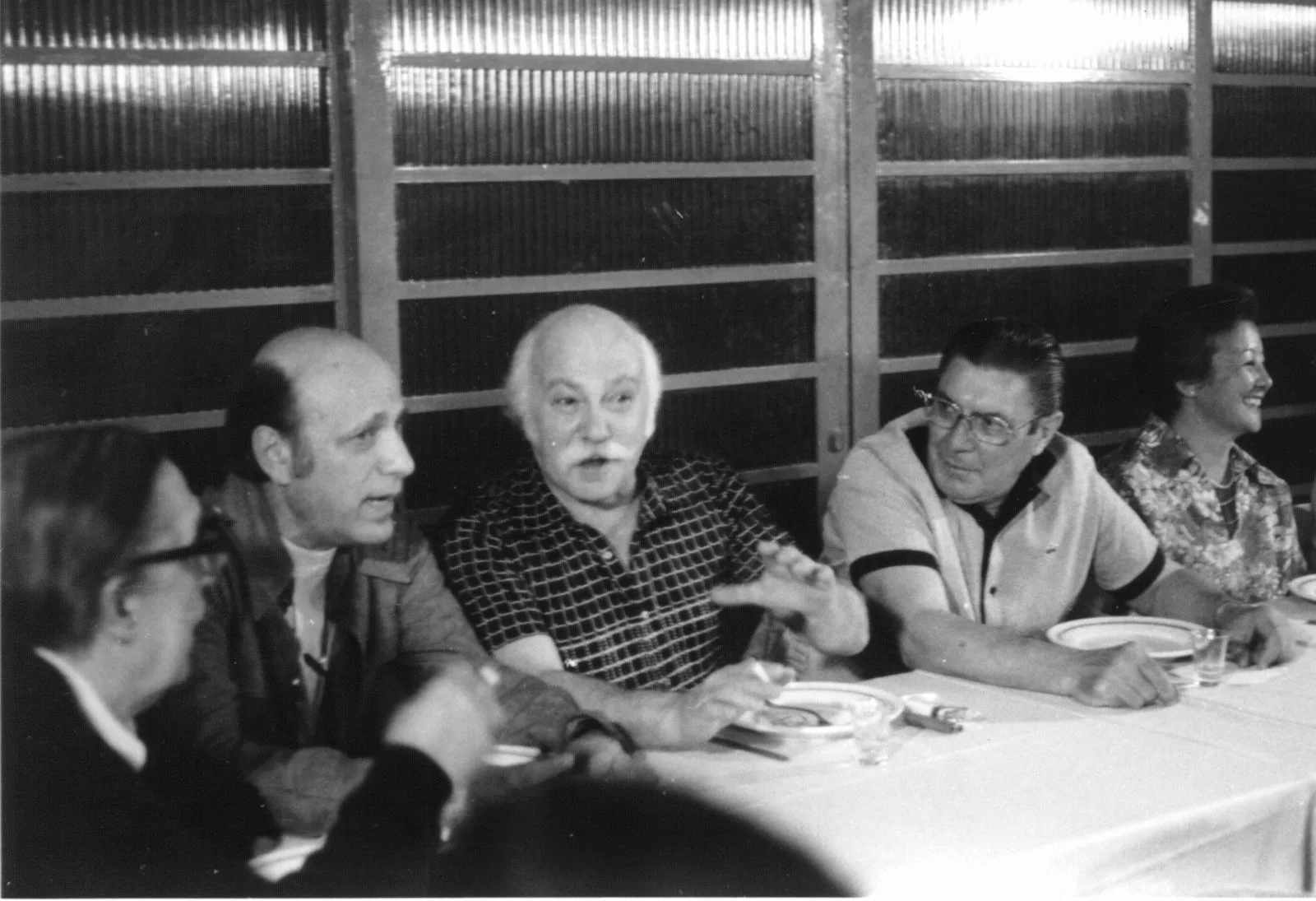 Sacilotto e Hermelindo Fiaminghi comemorando com Arcangelo Ianelli e Geraldo de Barros a abertura das retrospectivas no MAM-SP, 1980