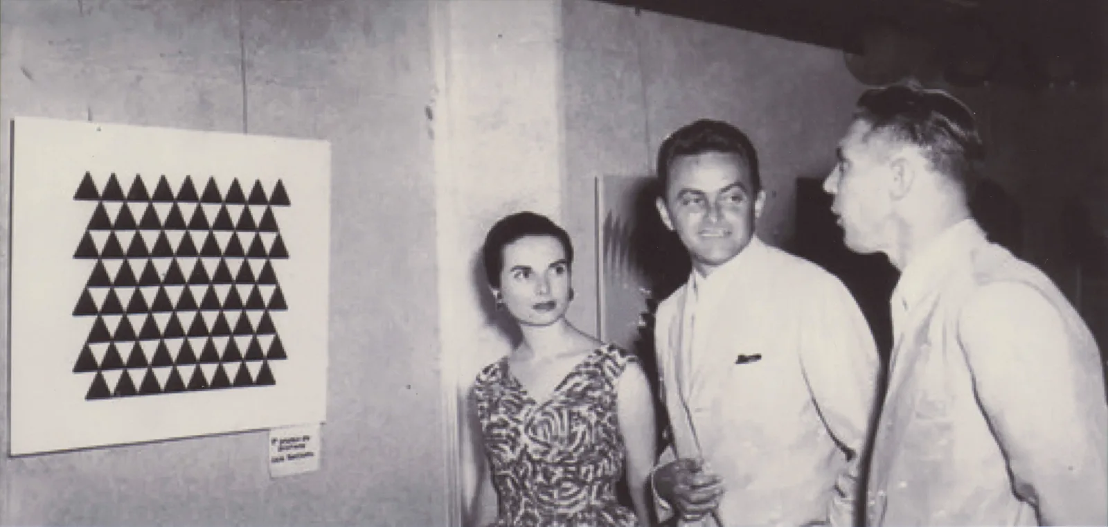Sacilotto, Lygia Pape e pessoa não identificada na "I Exposição Nacional de Arte Concreta", no MAM-RJ, 1957