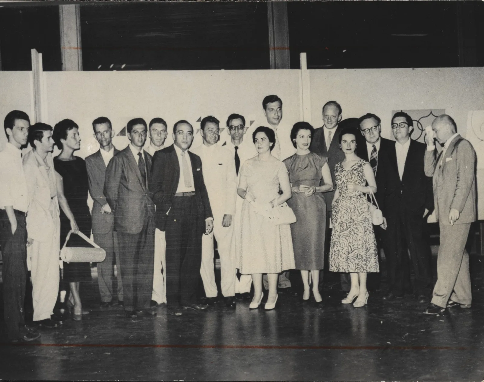 "I Exposição Nacional de Arte Concreta", Rio de Janeiro, 1957. Da esquerda para a direita: Hélio Oiticica, Ivan Serpa, Franz Weissmann, Sacilotto, Aloísio Carvão, Judith Lauand, Lygia Clark, Lygia Pape, Waldemar Cordeiro, Fejer, Charoux, Maurício Nogueira Lima e Fiaminghi