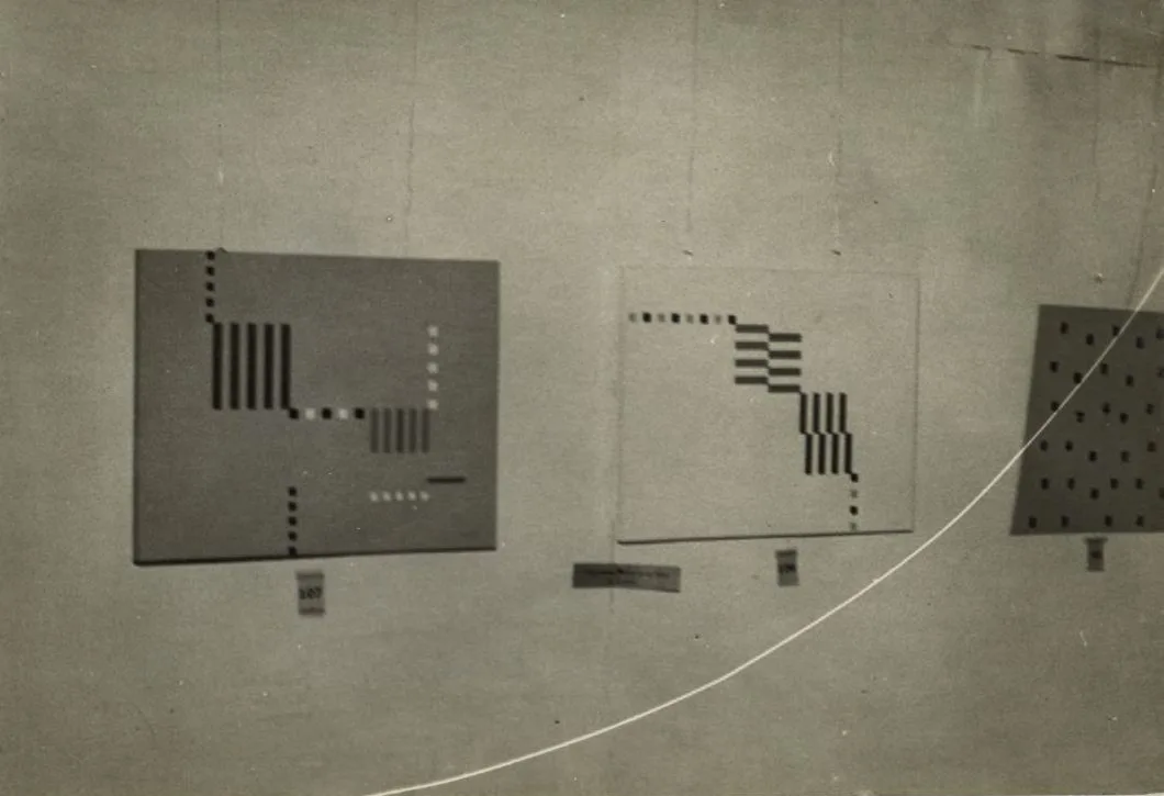 “2o Salão Paulista de Arte Moderna”, Galeria Prestes Maia, 1952. Da esquerda para a direita, obras “Movimentos coordenados” e “Ritmos sucessivos”