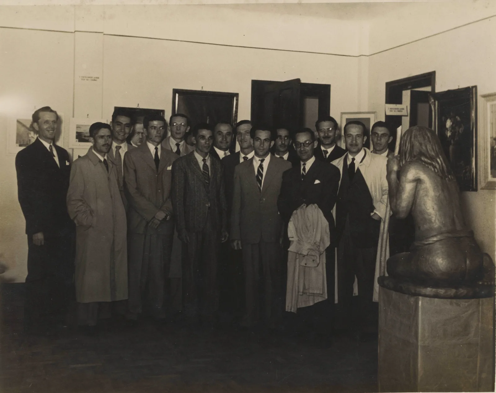Sacilotto, à direita, com participantes do "2º Salão de Belas Artes do Município", realizado no Clube Atlético Aramaçan, em Santo André, 1948
