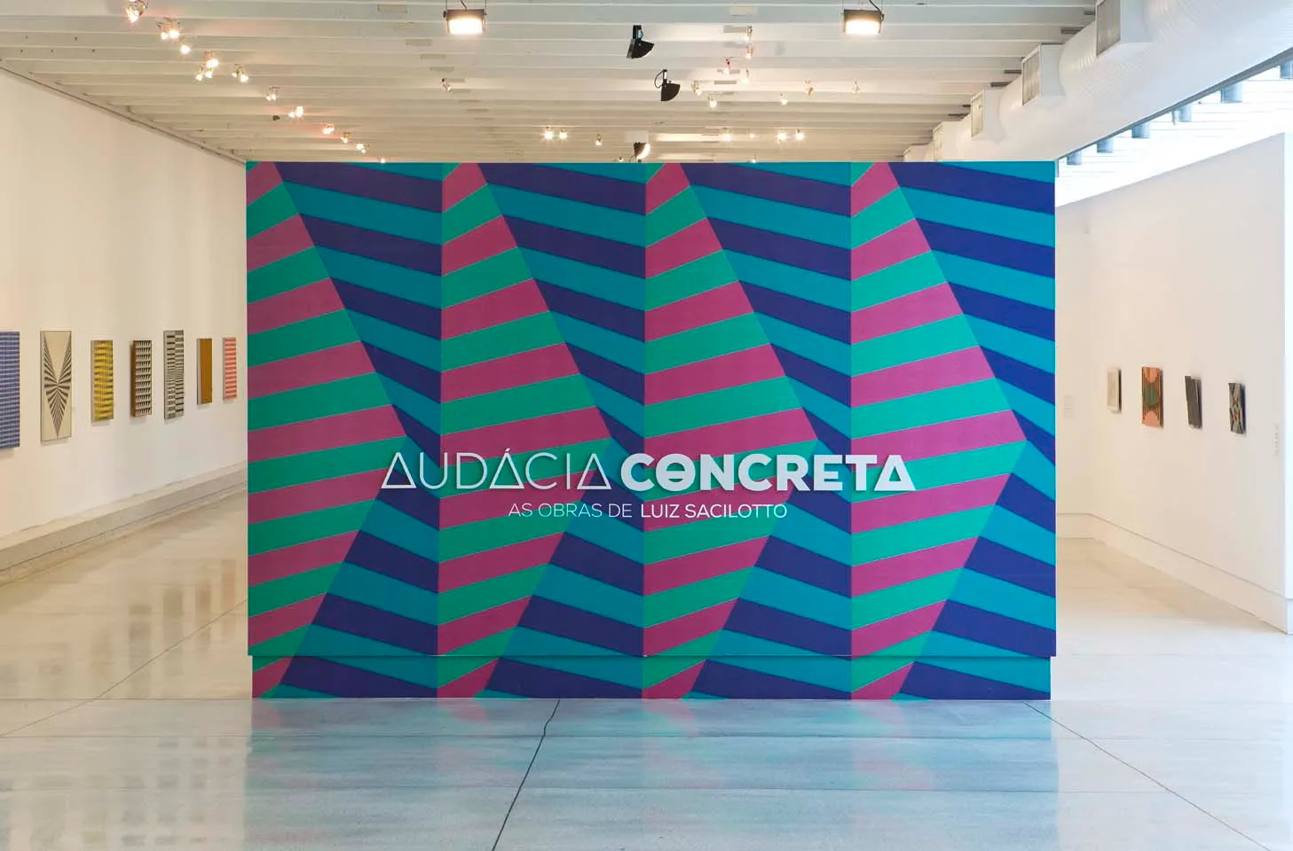 Painel de entrada da exposição "Audácia concreta: as obras de Luiz Sacilotto", Museu Oscar Niemeyer, Curitiba, 2015