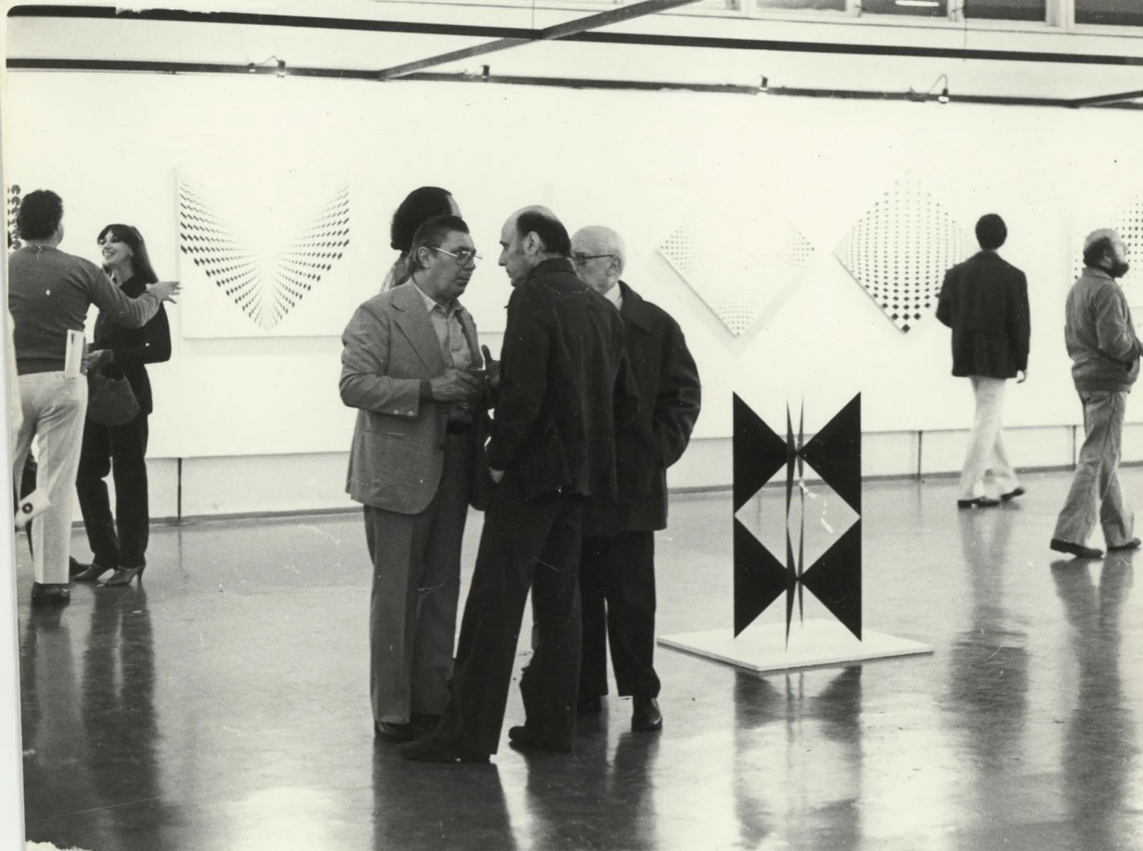 Sacilotto conversando com Arcangelo Ianelli e o crítico Paulo Mendes de Almeida. Museu de Arte Moderna, São Paulo, SP, 1980