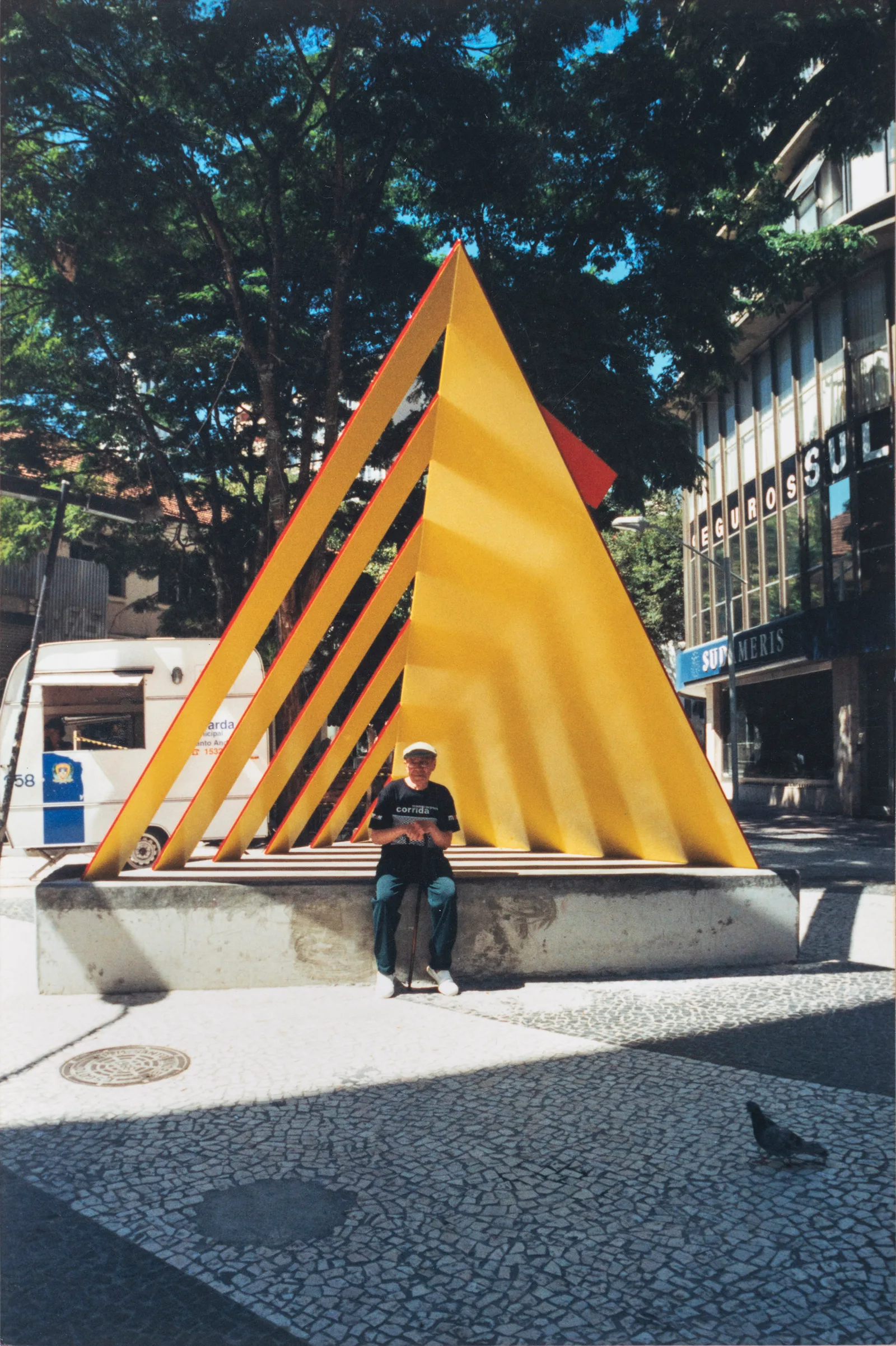 Luiz Sacilotto, “C 0005”, 2000, aço carbono pintado, 400 × 400 cm. Santo André, SP.
