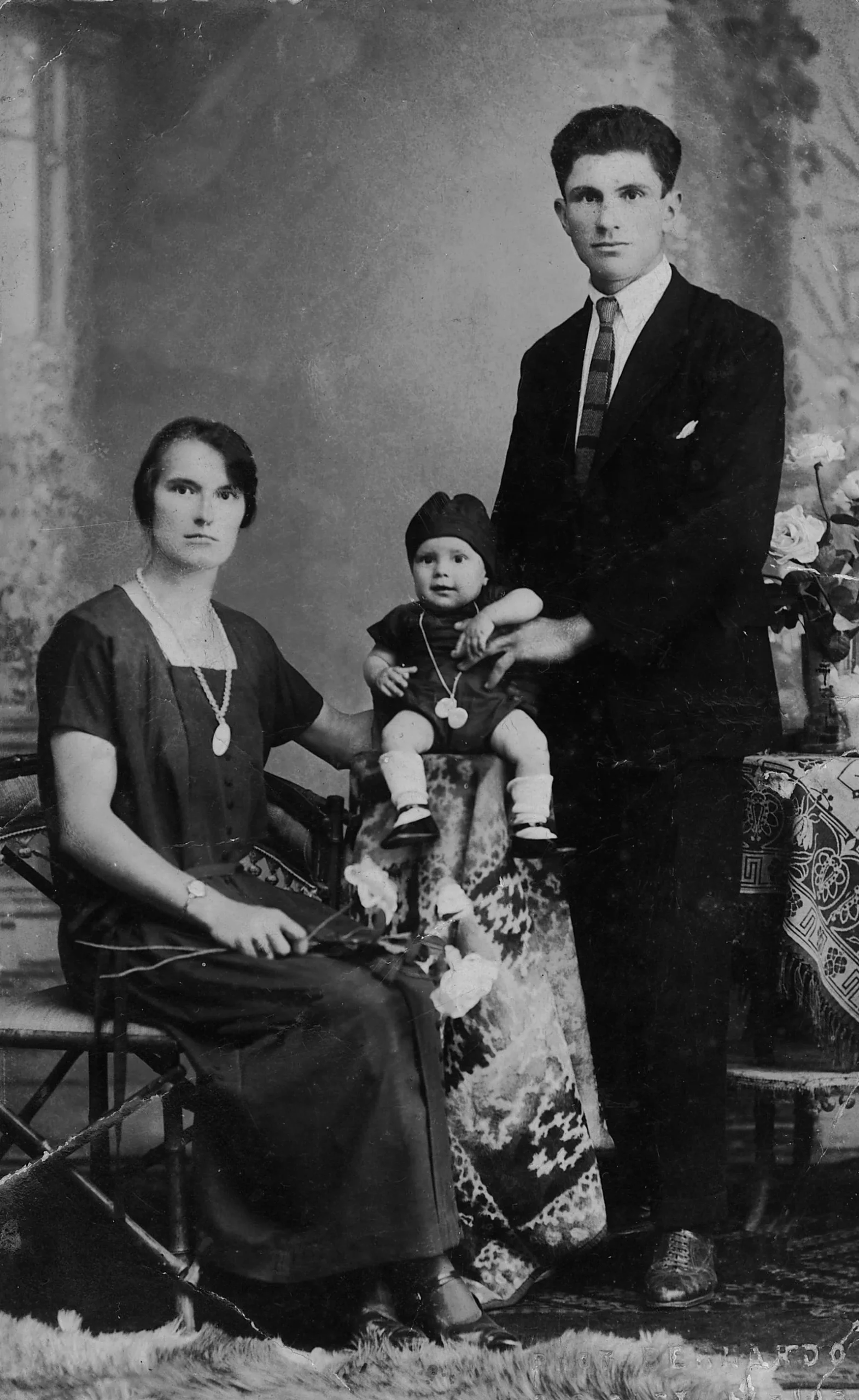 Thereza Cancellier Sacilotto e Antonio Sacilotto com o filho Luiz, aos 10 meses de idade, 1925
