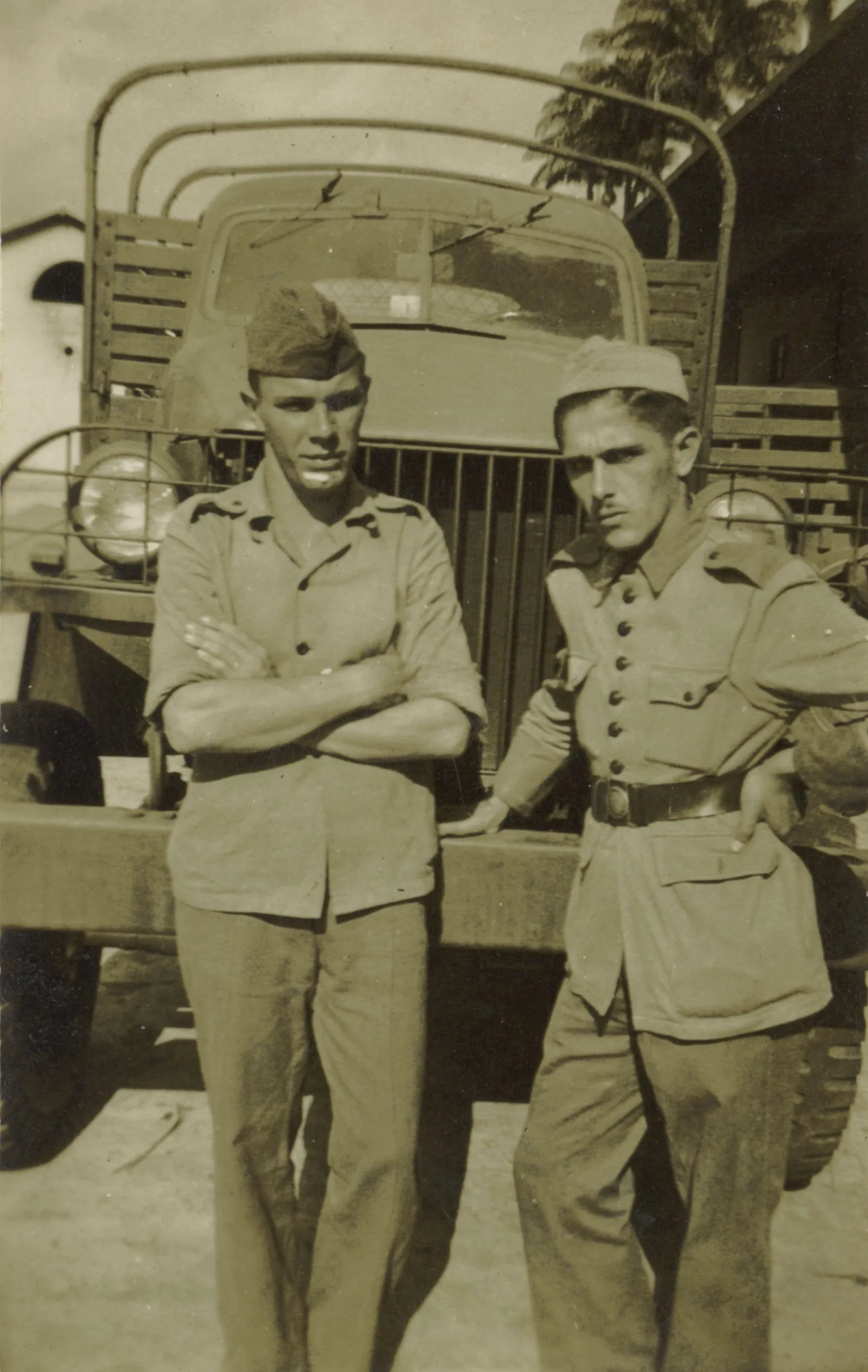 Sacilotto, à esquerda, na Vila Militar, Rio de Janeiro, RJ, 1945