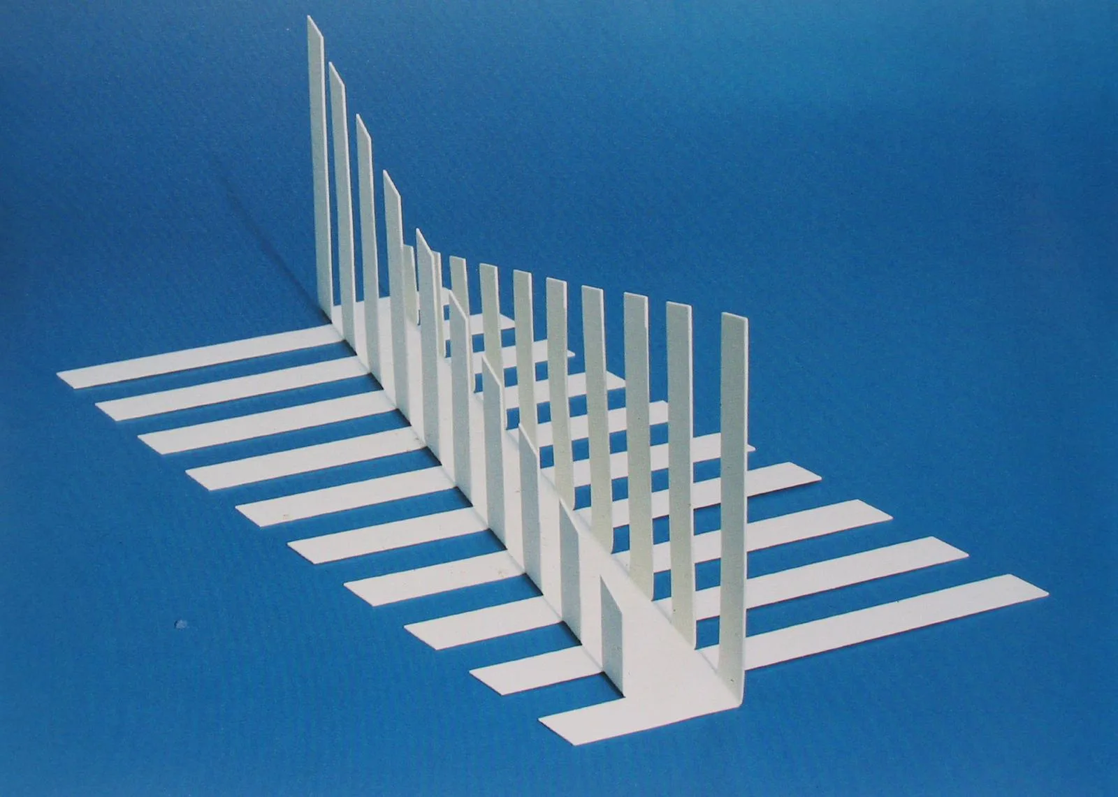 "C 5940", chapa de alumínio cortada, dobrada e pintada, 86,0 × 41,0 × 29,0 cm