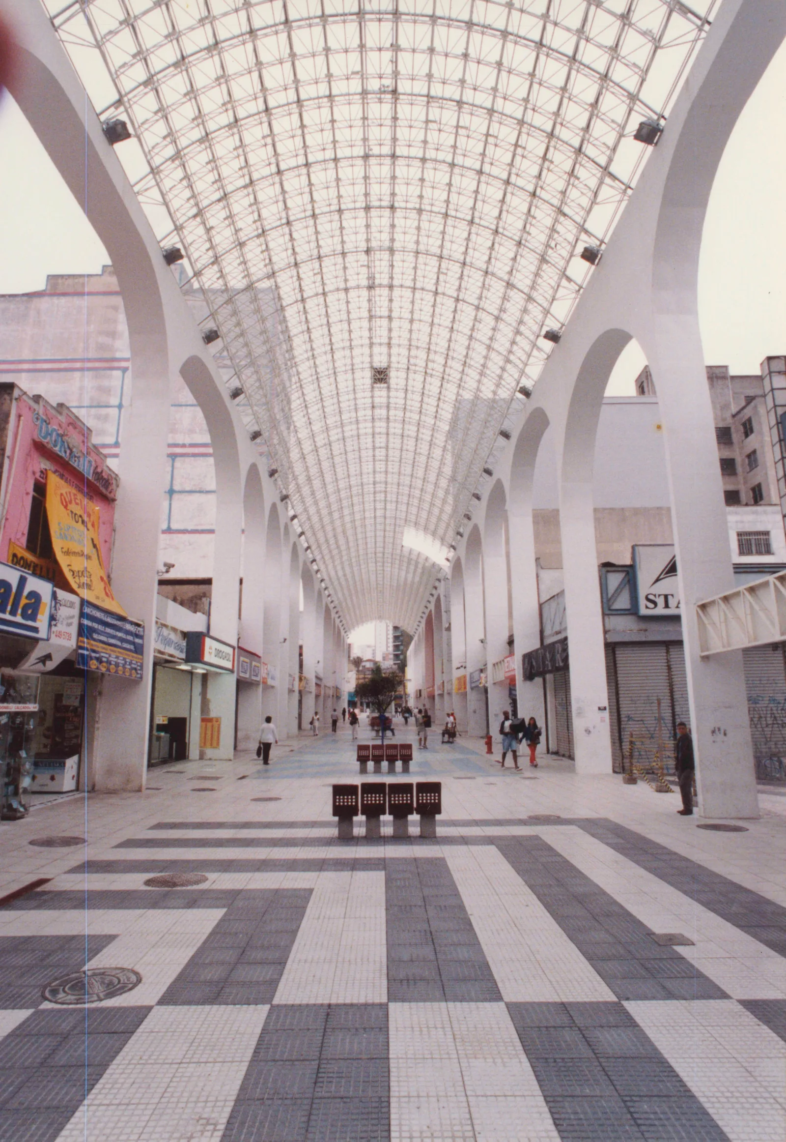 Calçadão da Rua Coronel Oliveira Lima, desenhado por Sacilotto, 2000